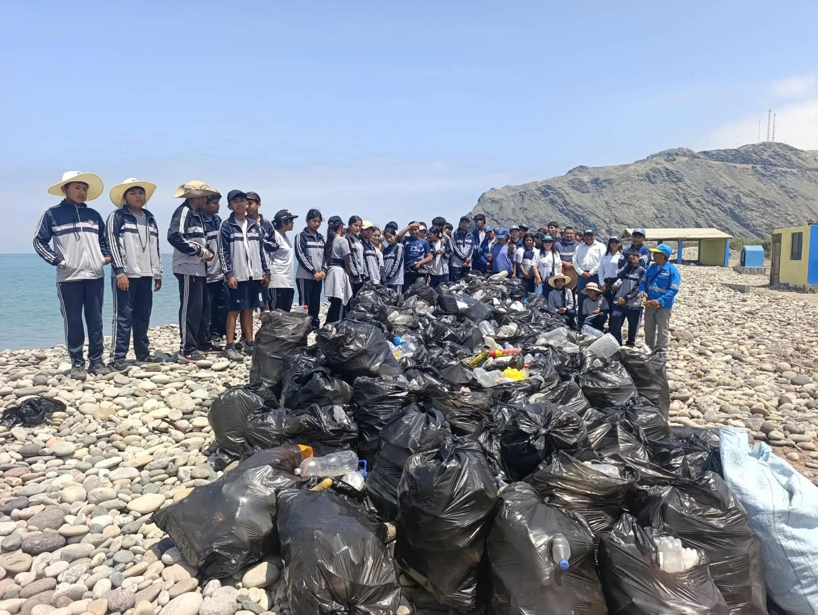 Estudiantes retiran media tonelada de basura en el río Ocoña, Arequipa (Foto: Autoridad Administrativa del Agua Caplina Ocoña)
