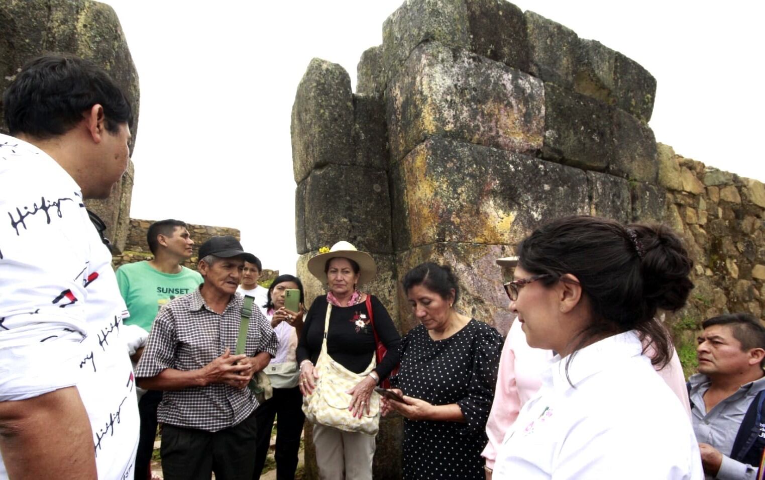 Leslie Urteaga estuvo de visita en la región Piura visitando diversas zonas arqueológicas.
