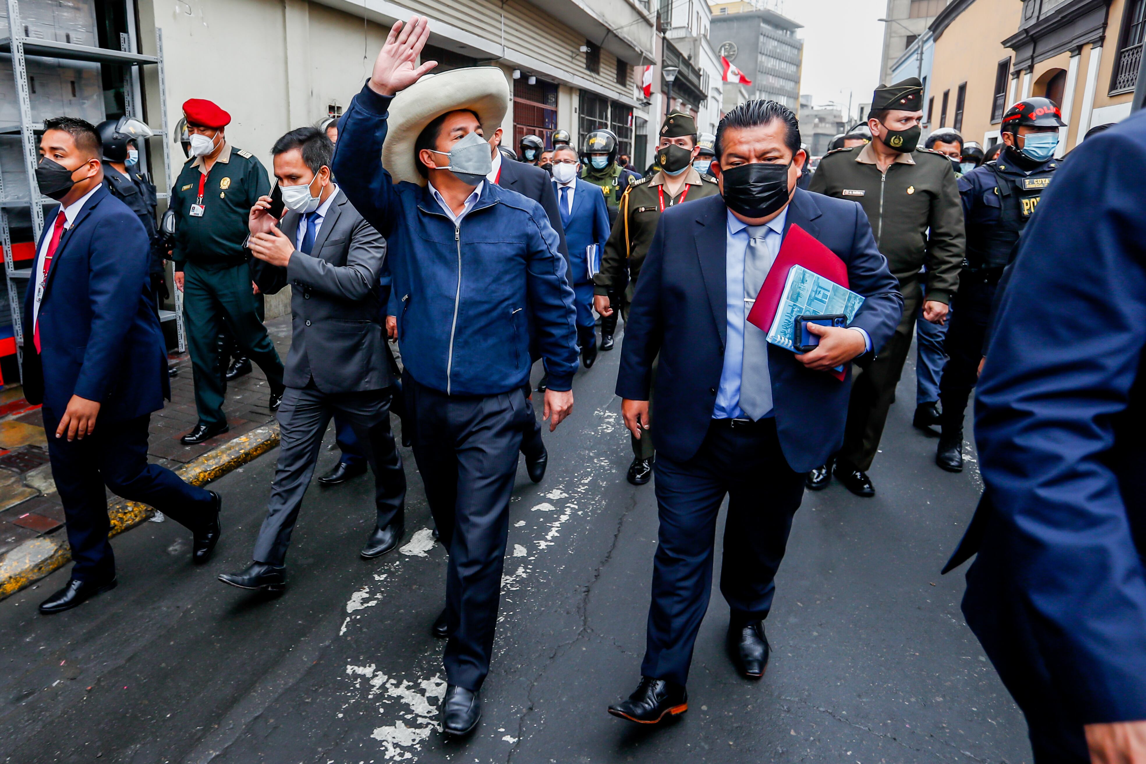 La Fiscalía encontró 20 mil dólares en la oficina de Bruno Pacheco, exsecretario de Castillo y su mano derecha.