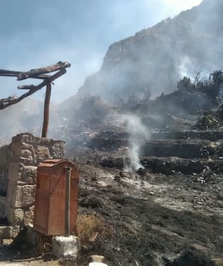 Incendio forestal en alrededores del complejo arqueológico Uyo Uyo, en Yanque, Caylloma (Arequipa). Foto: COER.