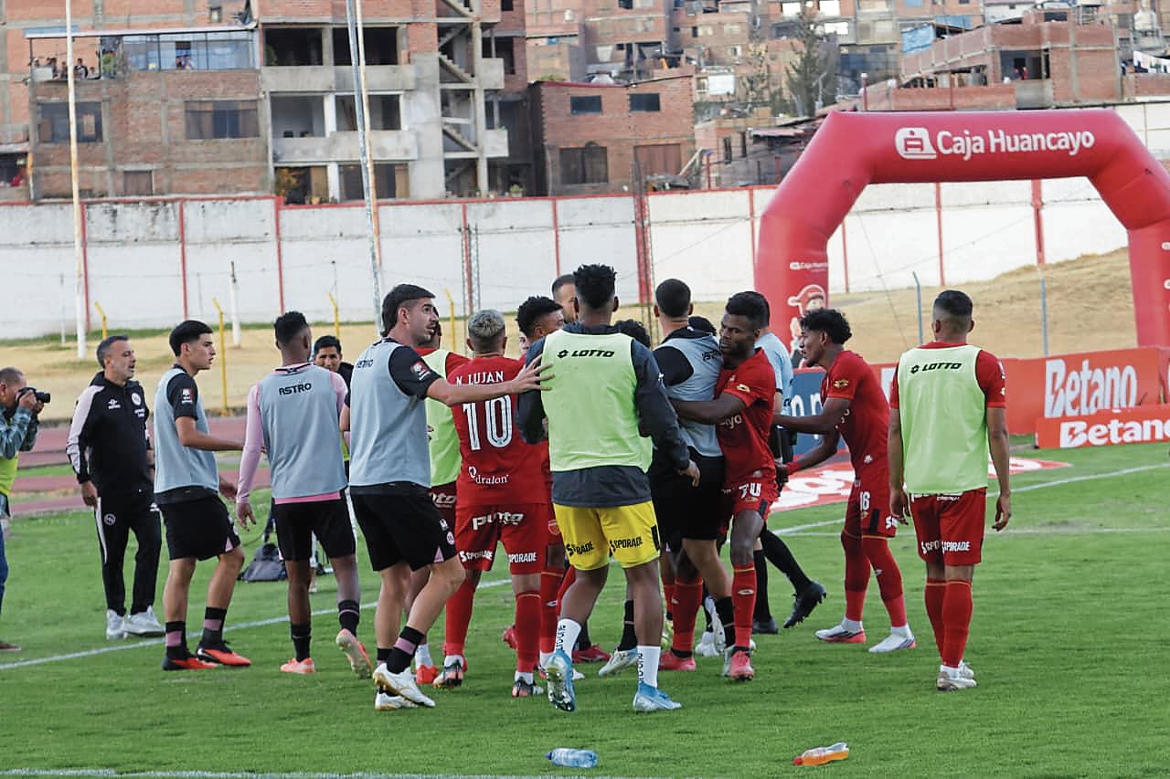 Jugadores se fueron a los empujones. Árbitro influyó en el desenlace