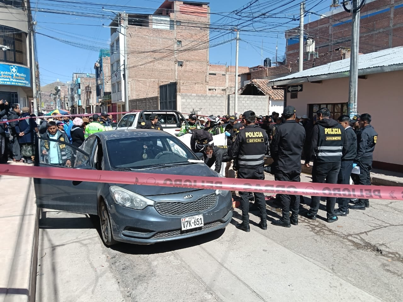 La víctima se encontraba dentro de un vehículo en la intersección de los jirones Atahualpa y Ramón Castilla. La Policía inició una persecución y detuvo a un sospechoso.