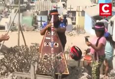 Hombre se quebró en la tumba de su madre tras llevarle “serenata”: “Le gustan sus huaynitos”