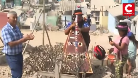 Hombre se quebró en la tumba de su madre tras llevarle “serenata”: “Le gustan sus huaynitos”