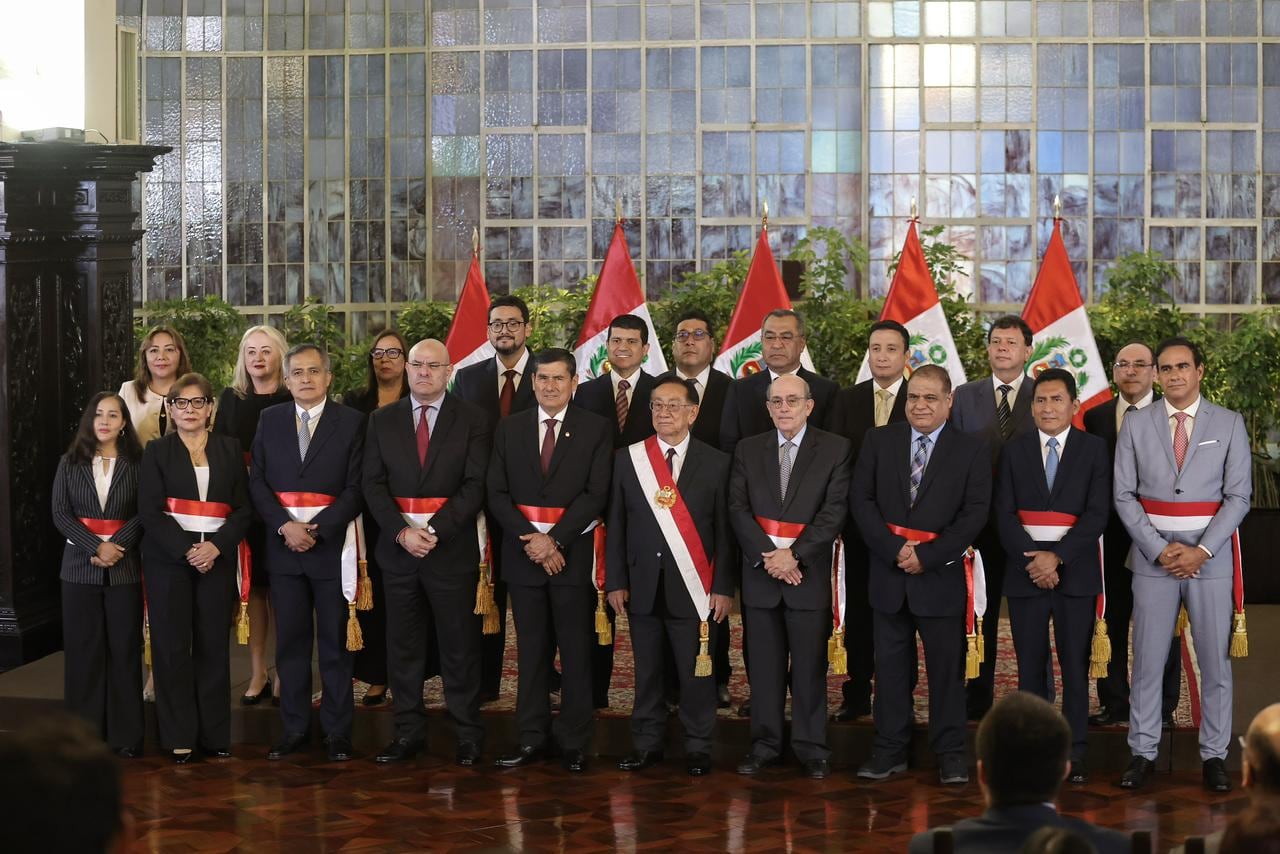 El presidente José María Balcázar tomó juramento al nuevo Consejo de Ministros encabezado por Luis Arroyo, con reemplazos en sectores clave y continuidad en varias carteras. (Foto: GEC)