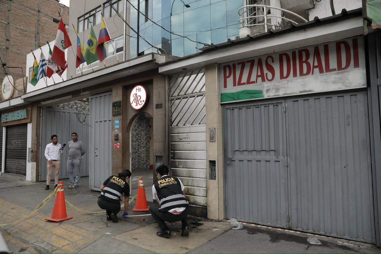 El ataque ocurrió en la cuadra 18 de la avenida Canadá. En el primer piso del inmueble funcionan una pizzería y un chifa. Policía investiga el caso. (Foto: GEC)