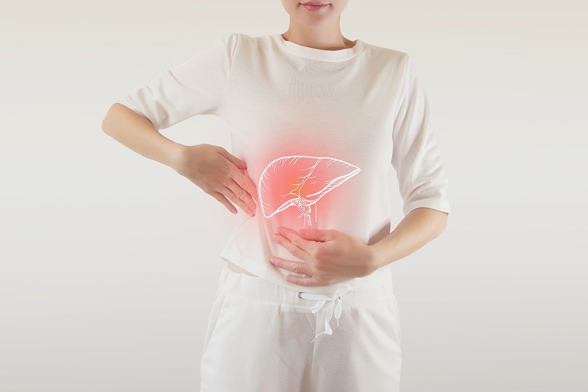 Aunque existen vacunas, pruebas de diagnóstico y tratamientos para algunos tipos de hepatitis, millones de personas desconocen que viven con la enfermedad, lo que aumenta el riesgo de complicaciones graves como cirrosis y cáncer de hígado.