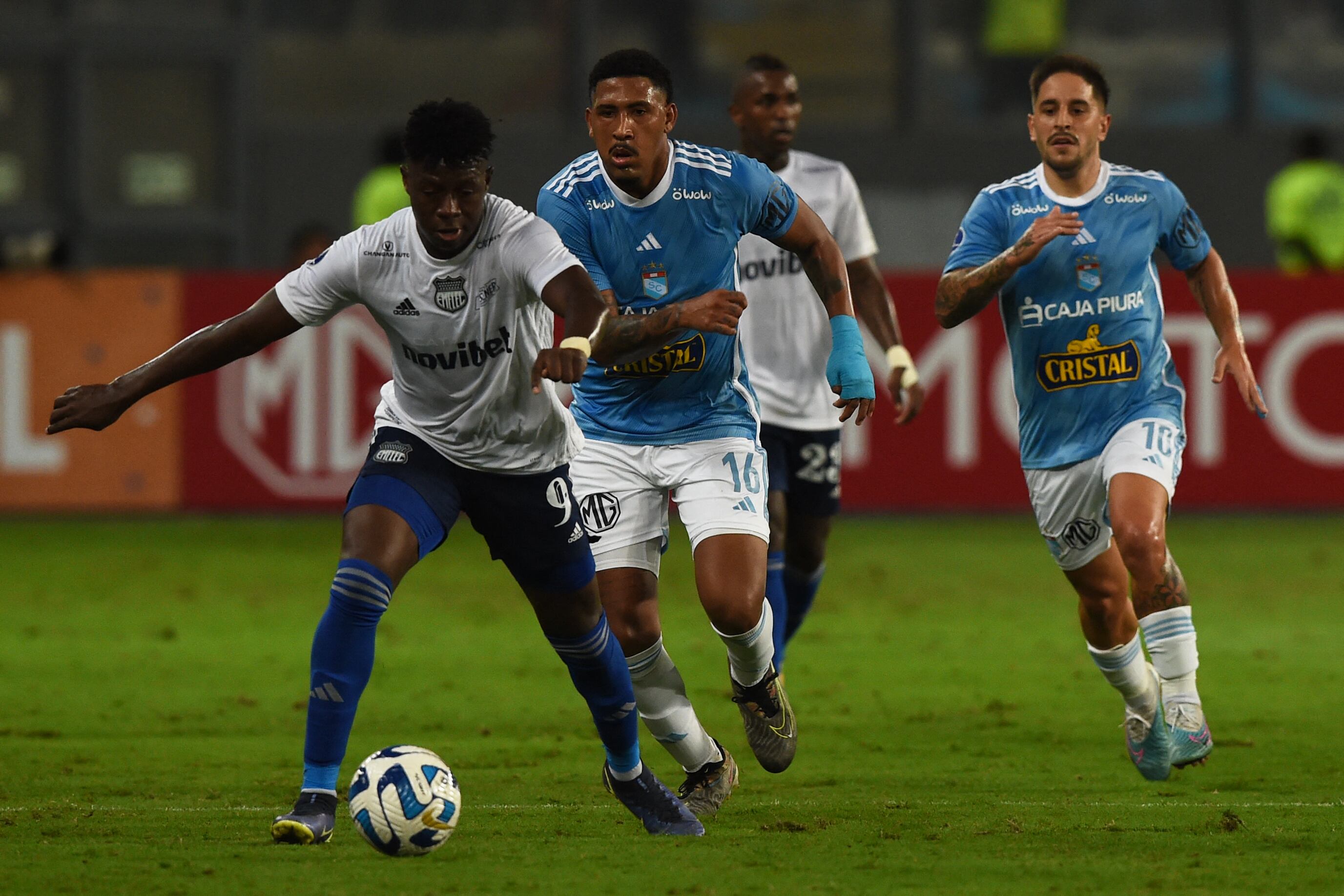El delantero de Emelec, Alejandro Cabeza (izq.), y el mediocampista de Sporting Cristal, Jesús Castillo (der.), luchan por el balón durante el partido de ida de los dieciseisavos de final de la Copa Sudamericana entre Sporting Cristal de Perú y Emelec de Ecuador en el estadio Nacional de Lima en julio. 12 de febrero de 2023. (Foto de CRIS BOURONCLE / AFP)