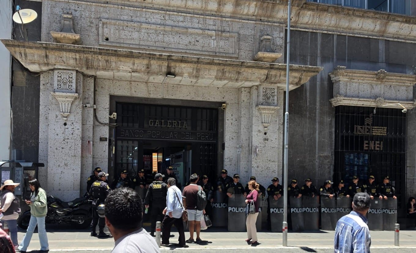 Detienen a mujeres por presunta falsificación de documentos en galería de Arequipa