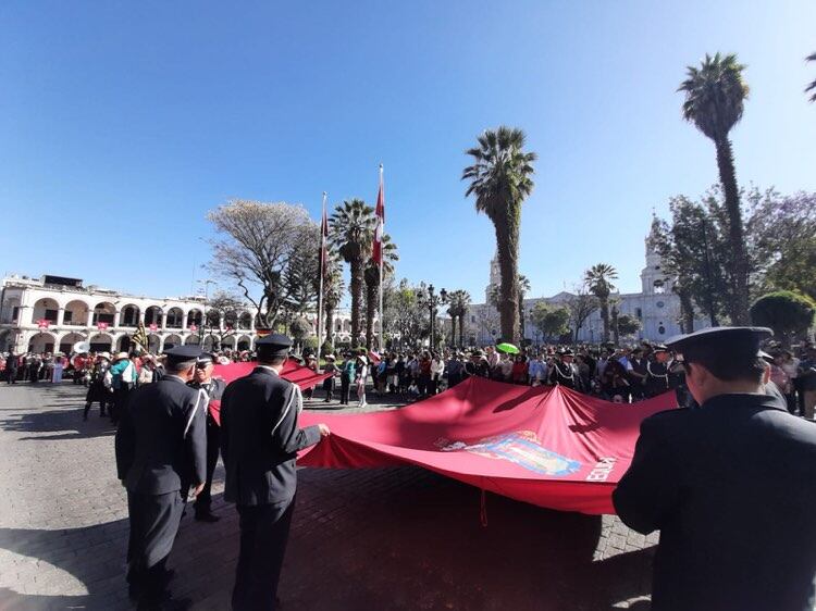 Paseo del estandarte recorre céntricas calles de Arequipa. (Foto: Graciela Fernández)