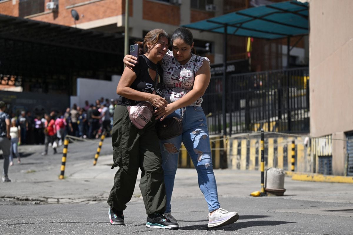 Relatives of people arrested during the last protests react while waiting for news outside of the Bolivarian National Police (PNB) Detention Centre known as Zone 7, in Caracas on August 1, 2024. Venezuelan opposition leader Maria Corina Machado on the eve called for supporters to "mobilize" after President Nicolas Maduro vowed to hold on to power following a widely disputed election. Sixteen people have been killed in protests that erupted after the election, according to the opposition, which claims its candidate Edmundo Gonzalez Urrutia is the rightful victor. (Photo by Raul ARBOLEDA / AFP)