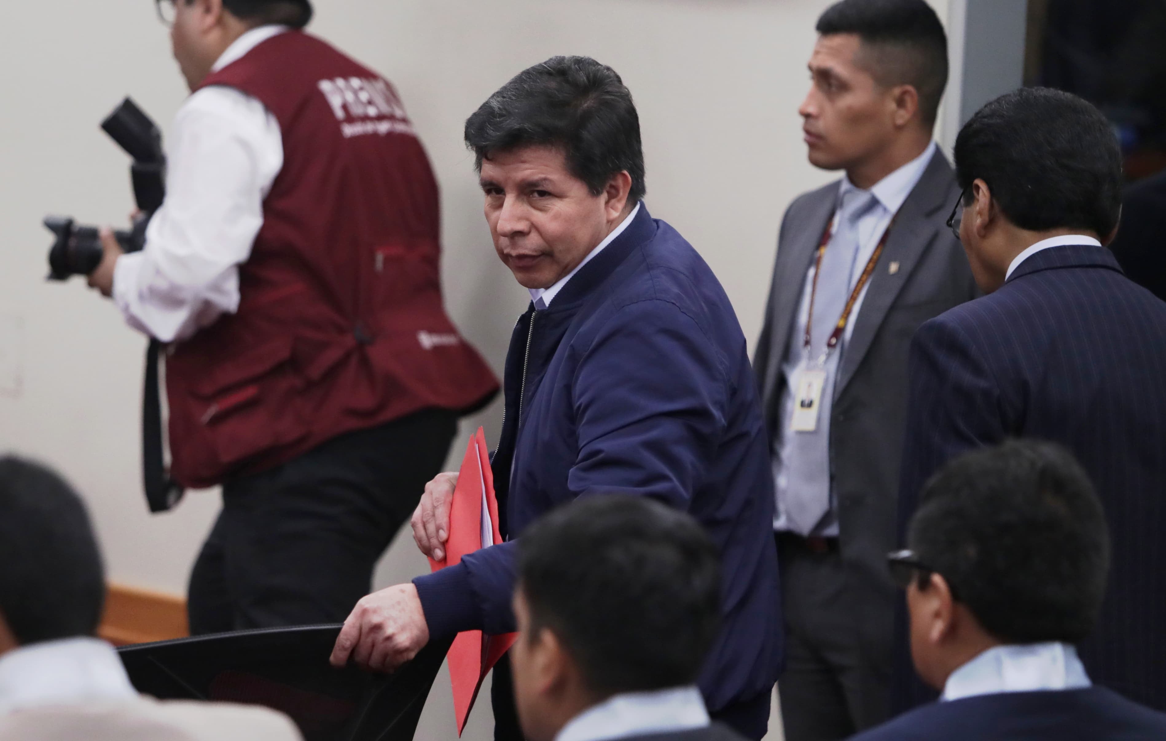 El expresidente Pedro Castillo enfrenta su tercera audiencia por el fallido golpe de Estado. Insiste en que no cometió rebelión y mantiene una huelga de hambre en protesta contra el juicio.