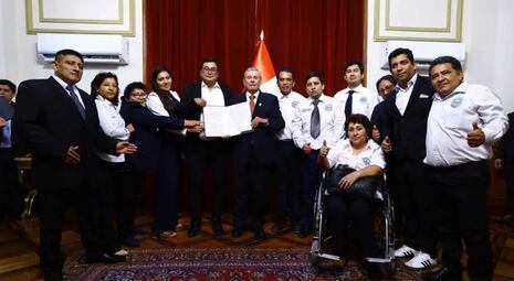 Congreso firma ley que permite nombramiento de trabajadores de salud en nuevos regímenes laborales