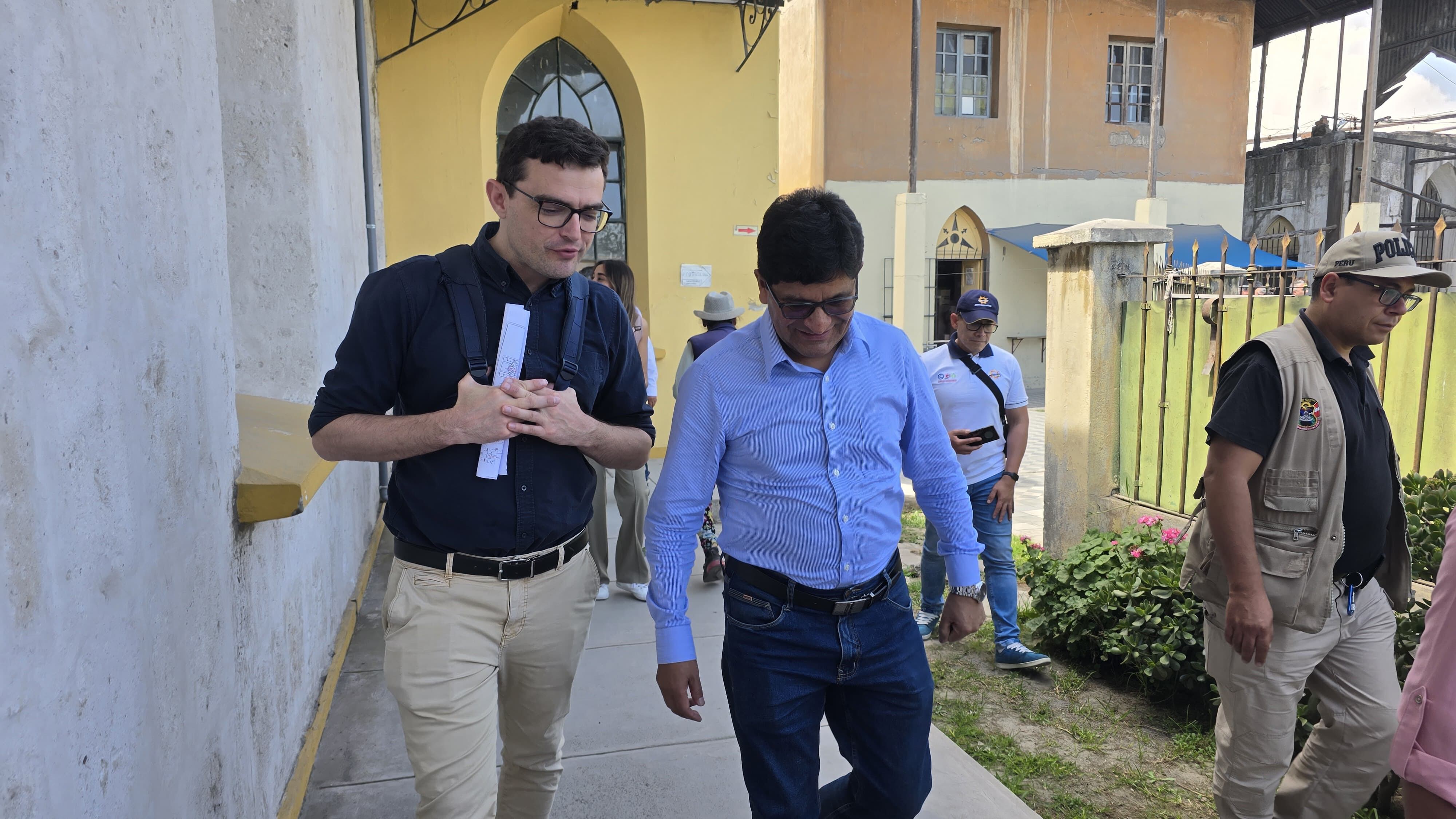 Gobernador de Arequipa, Rohel Sánchez, acompaña delegación de Francia en recorrido de hospital Goyeneche. Foto: GEC.