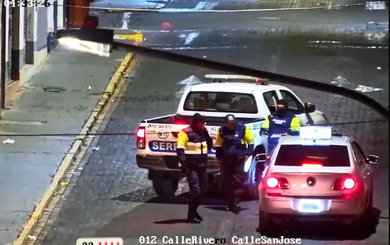 Agentes de Seguridad Ciudadana intervienen a taxista que habría robado celulares. Foto: Captura de pantalla.