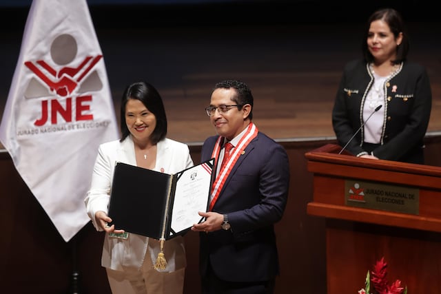 Keiko Fujimori recibió sus credenciales del JNE