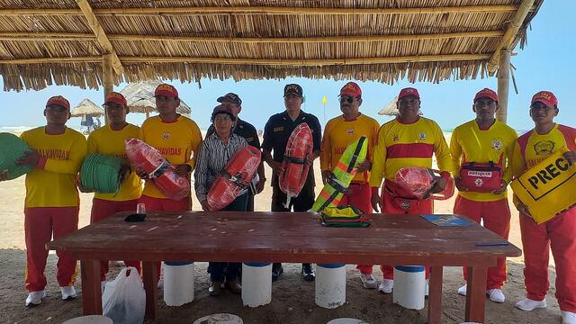 Alcaldesa de Ite entrega implementos de rescate para la unidad de salvataje de la PNP