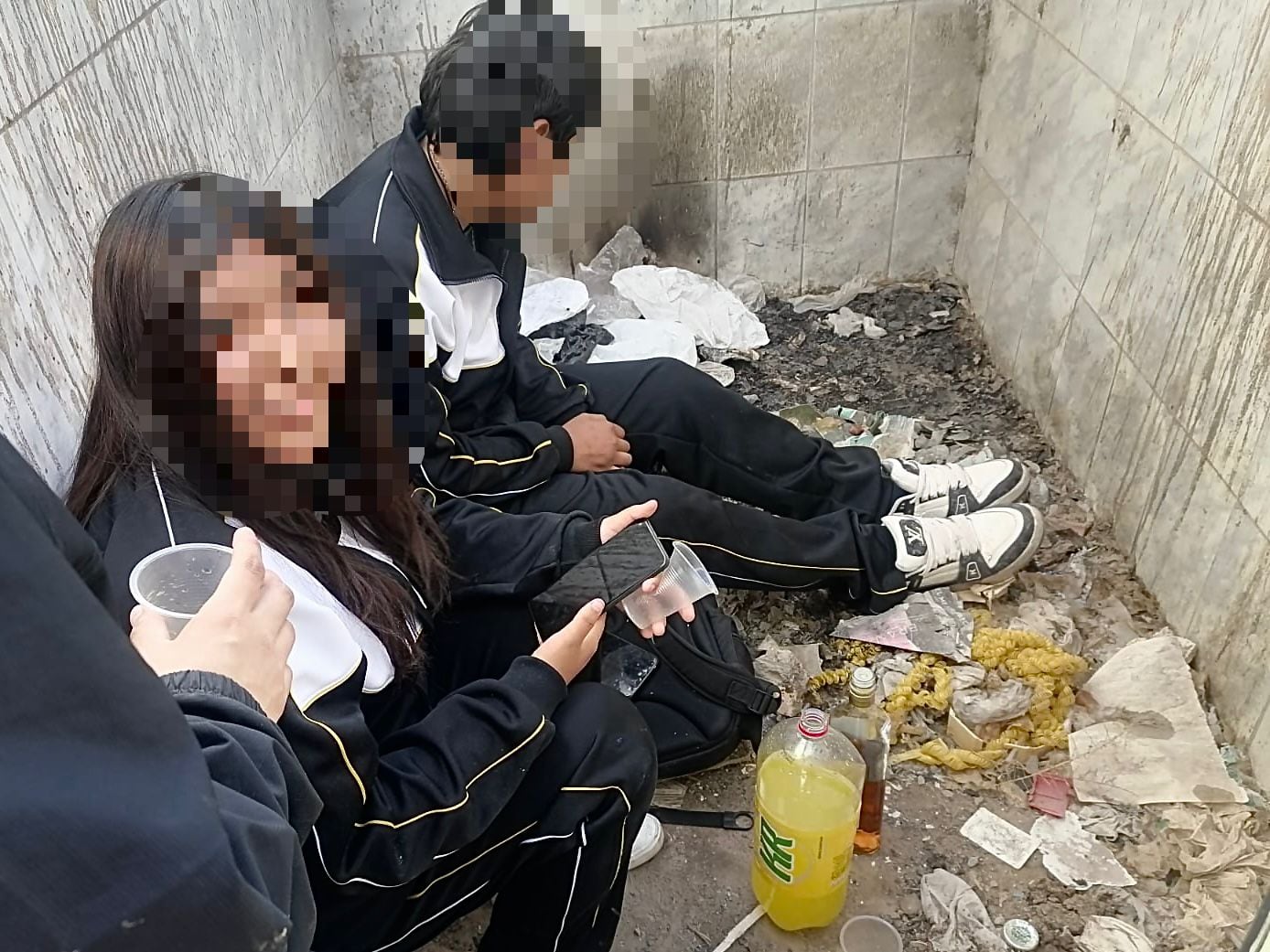 Consumían ron y gaseosa en medio de la basura. (Foto: Difusión)