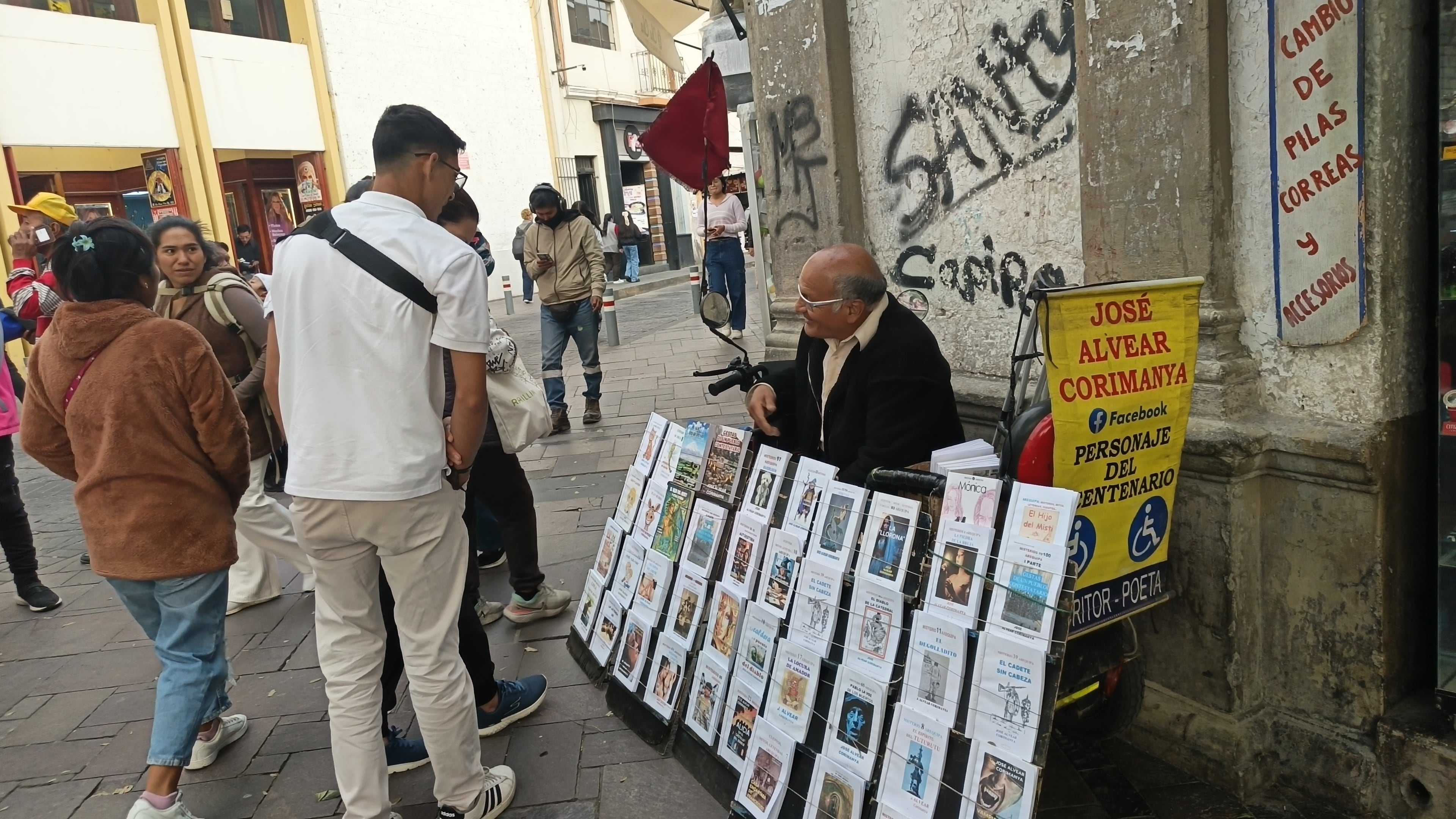 El escritor José Antonio Alvear Corimanya vende sus libros en las calles (Foto: Sarko Medina)