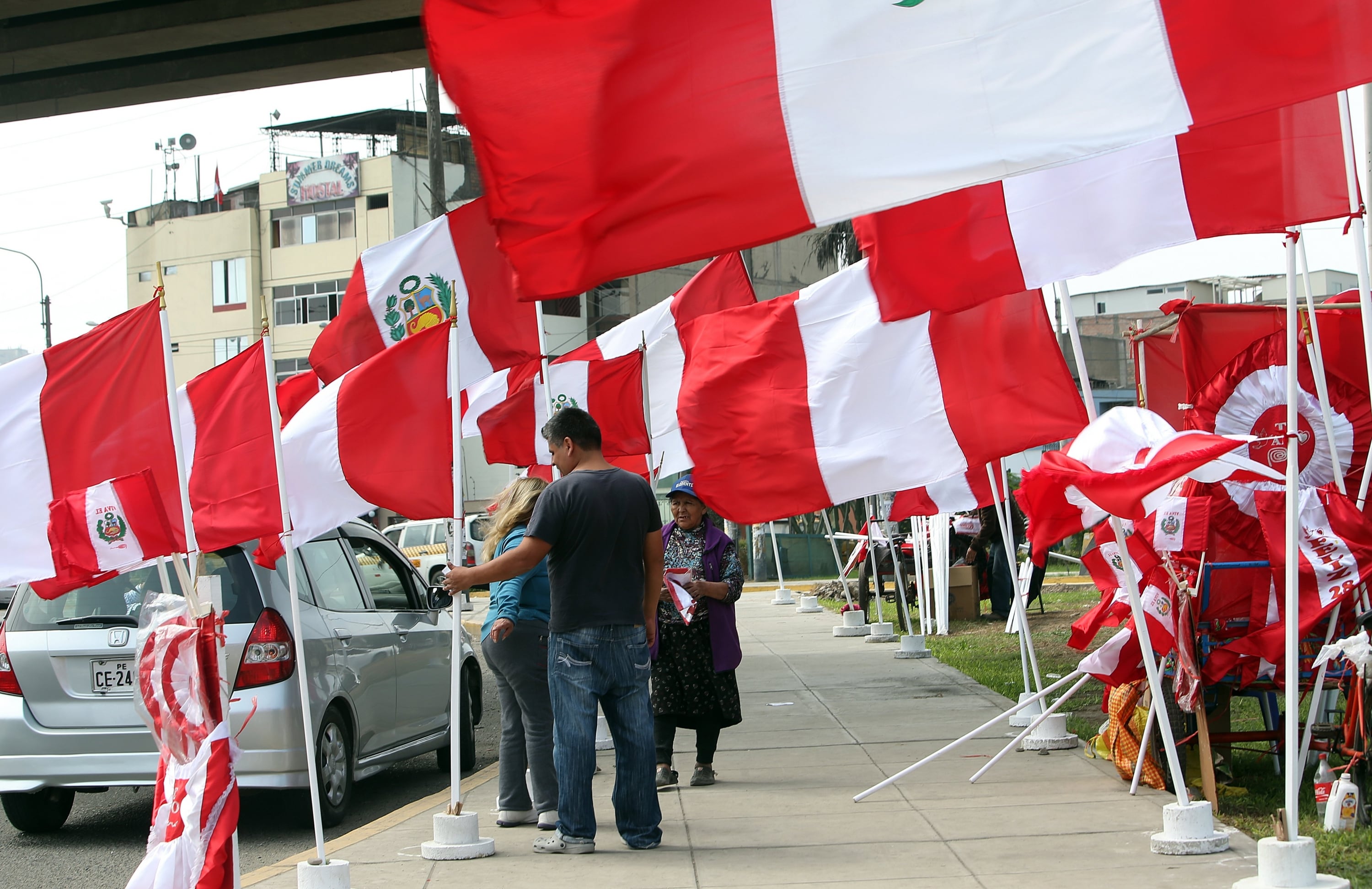 La medida regirá durante las celebraciones por los 205 años de la independencia del Perú. La comuna también estableció las condiciones para la correcta instalación del pabellón nacional y las sanciones por incumplir la norma.