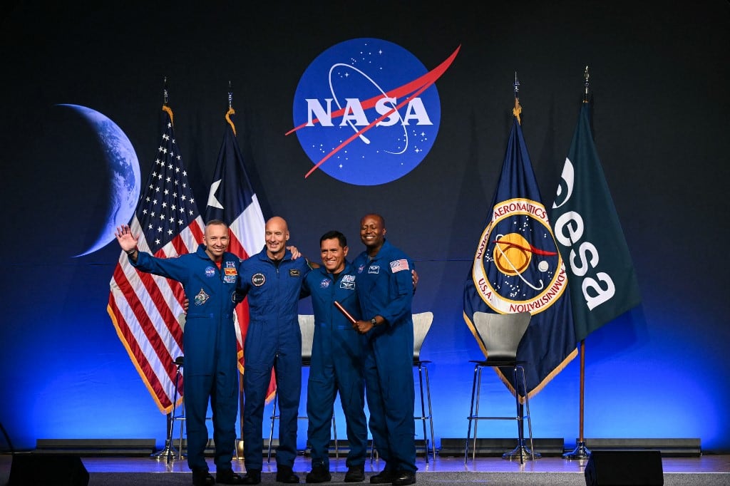 El administrador de la NASA, Jared Isaacman, aseguró que la selección de los cuatro astronautas fue realizada por criterios técnicos y no por decisiones políticas, tras las críticas por la ausencia de mujeres en la misión. (Foto de RONALDO SCHEMIDT / AFP)