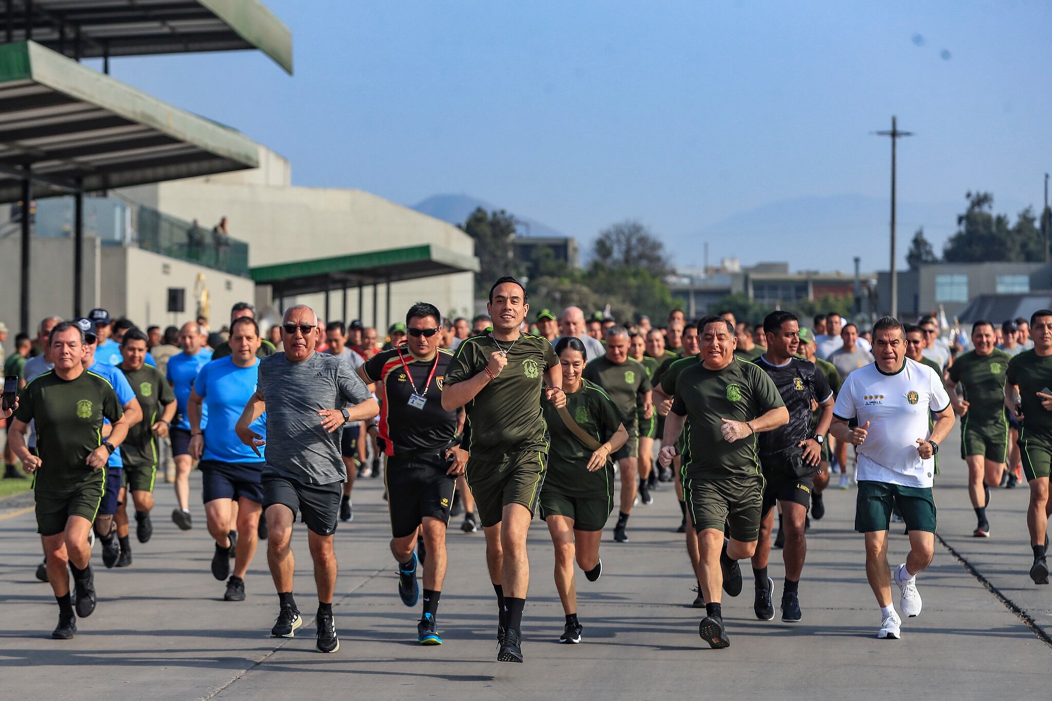 La jornada incluyó izamiento de bandera y actividades deportivas para reforzar la cohesión institucional en el marco del Día del Ejército del Perú. (Foto: Presidencia)