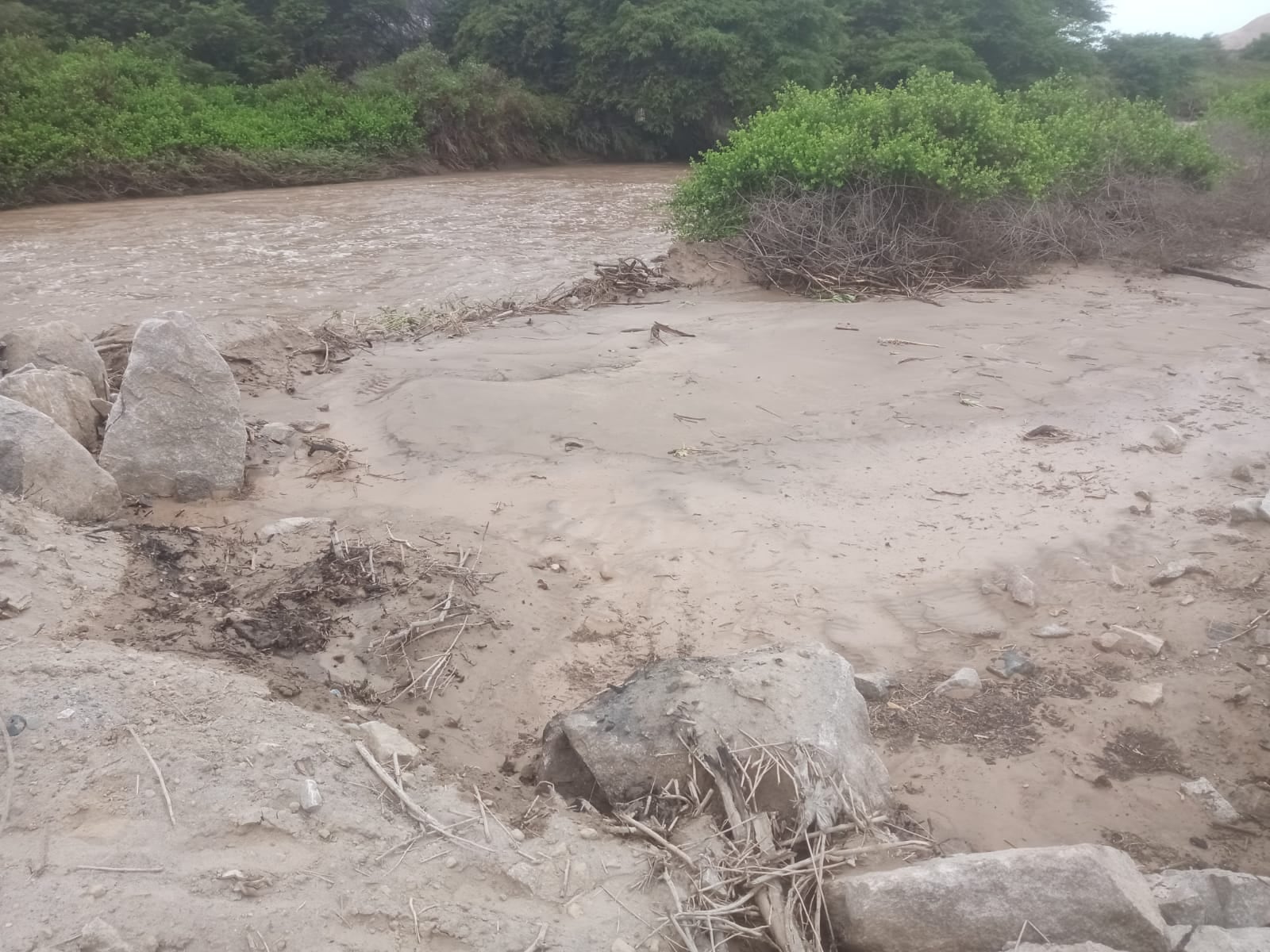 Desborde del río Ocoña, provincia de Camaná, pone en peligro a pobladores. Foto: Municipalidad de Ocoña.