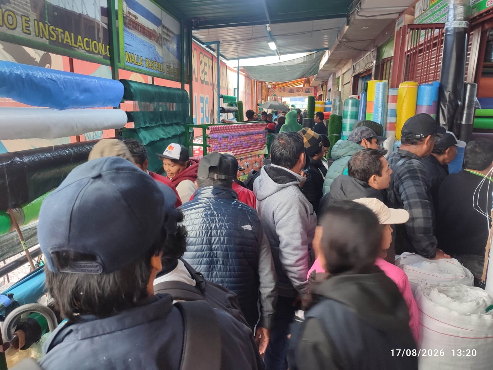 Tacneños formaron largas colas para comprar plásticos ante lluvias persistentes