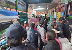 Tacneños formaron largas colas para comprar plásticos ante lluvias persistentes