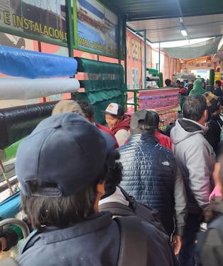 Pobladores se disputaban los rollos de plástico para cubrir sus techos. (Foto: Difusión)