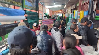 Tacneños formaron largas colas para comprar plásticos ante lluvias persistentes