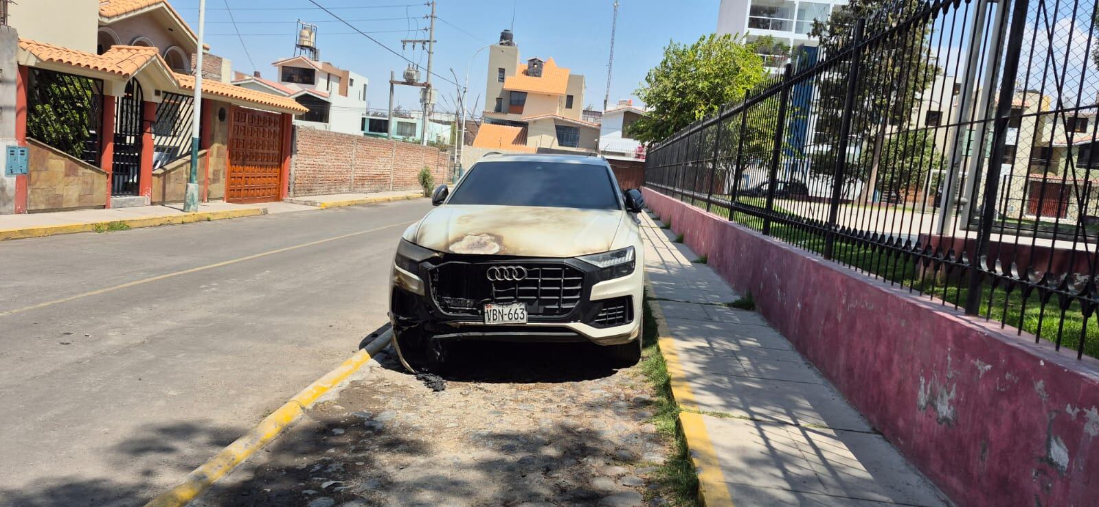 Presuntos extorsionadores arrojan bomba molotov a camioneta de empresario en Arequipa (FOTO: Pedro Torres)