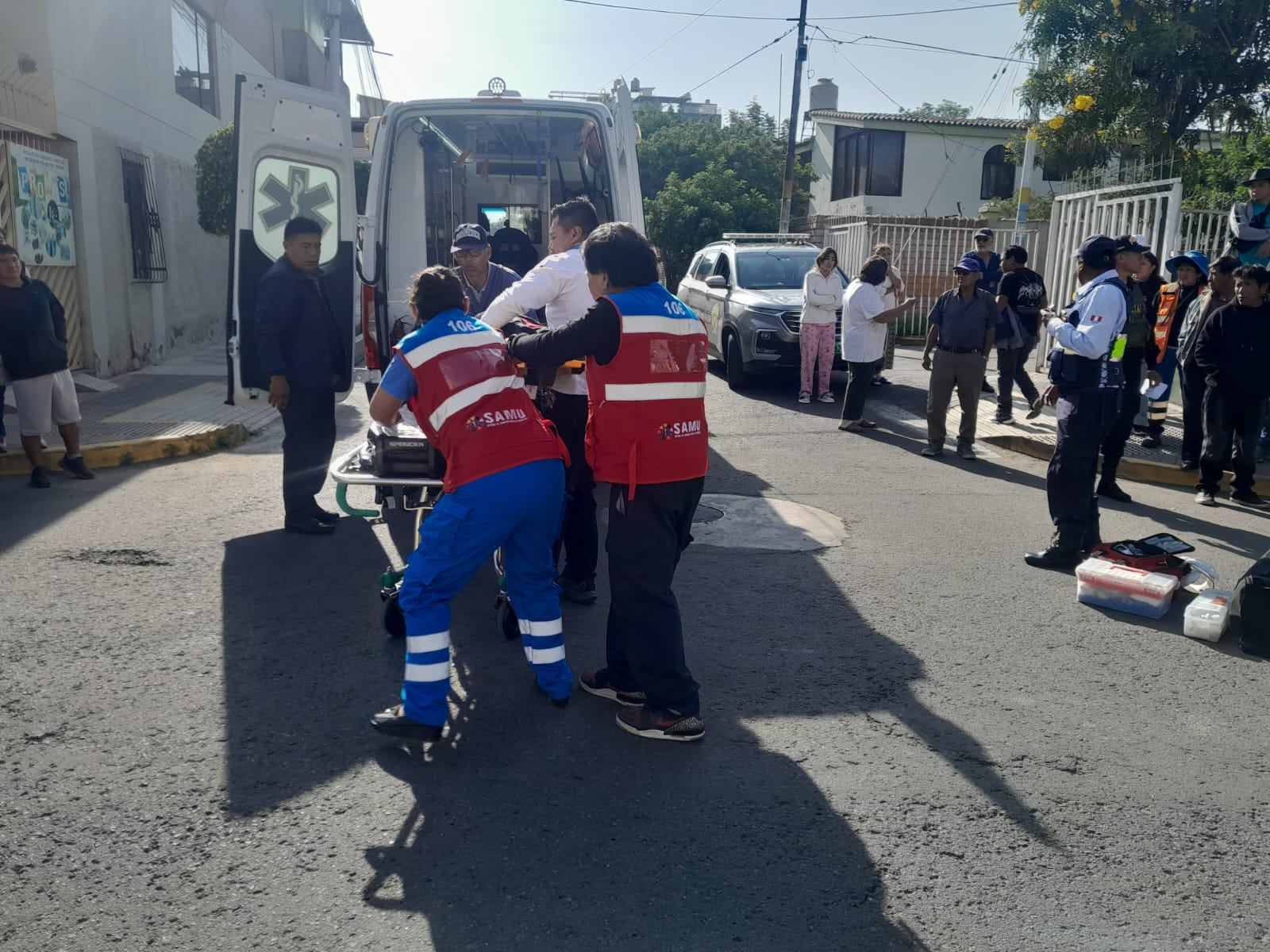 Abuelita queda grave tras ser impactada por combi escolar en José Luis Bustamante y Rivero. Foto: GEC.