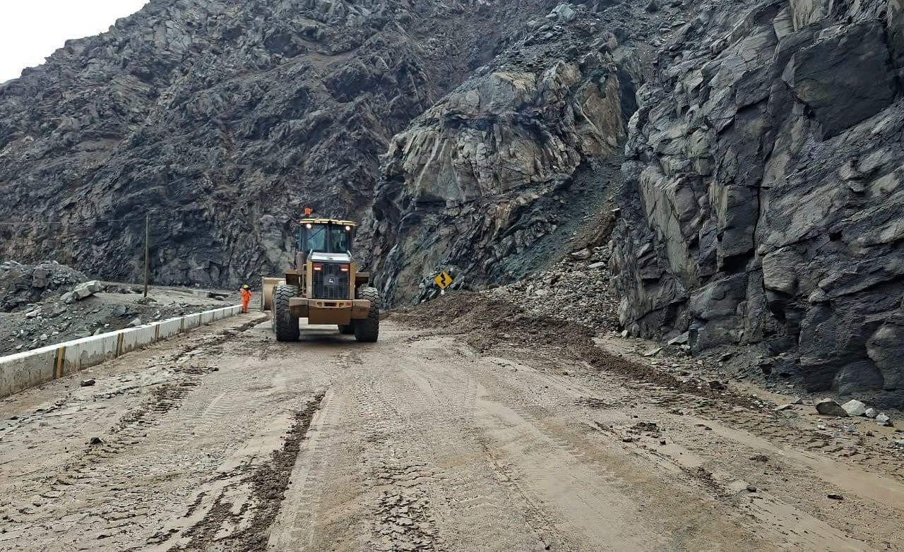 Maquinaria limpia la Panamericana Sur tras bloqueos en Atico-Ocoña