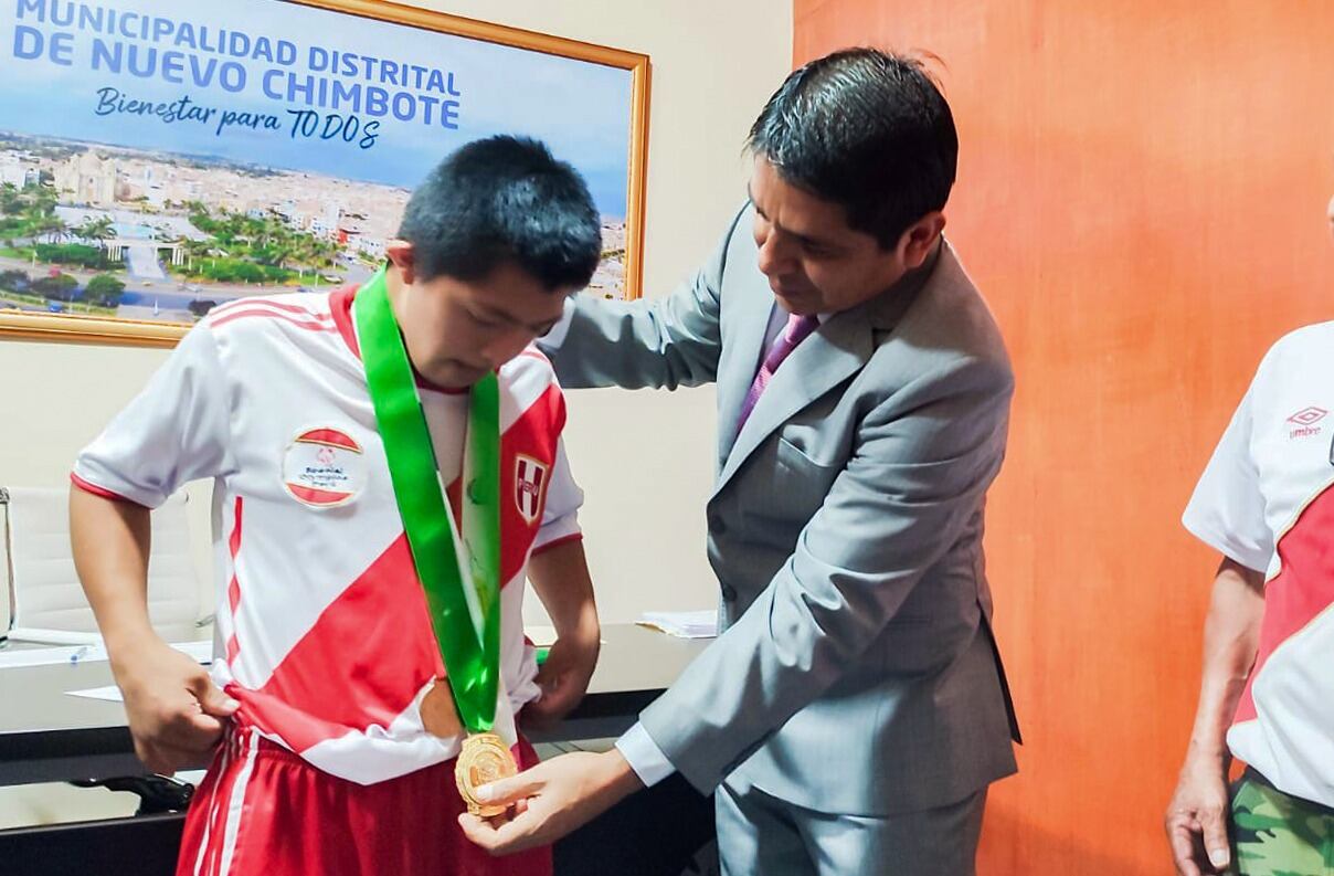 Deportista de 16 años recibió la medalla de honor al mérito y la Garza de Oro tras su destacada participación en Alemania.