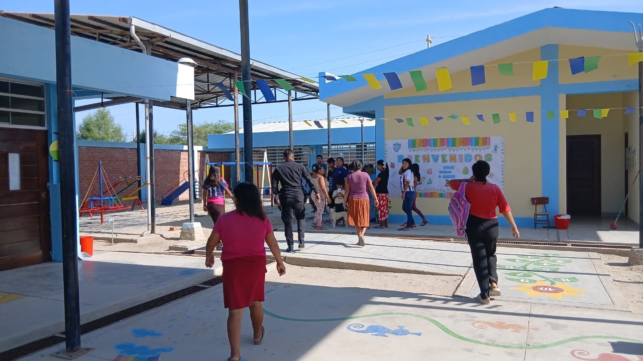 Sujetos ingresan a colegio y hurtan equipos