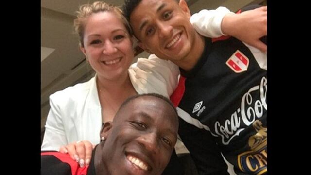 Yoshimar Yotún le da beso a Luis Advíncula por sus 100 partidos con la selección peruana