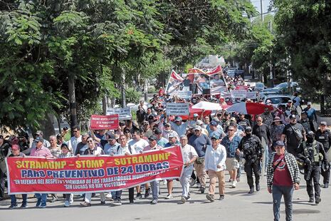 Las calles de Piura amanecieron llenas de basura