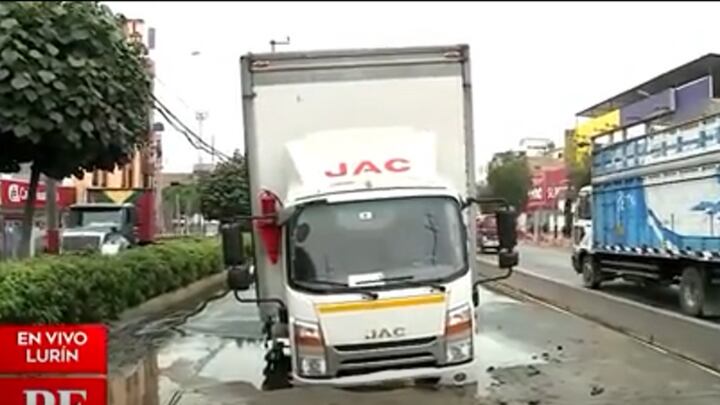 Camión se queda atrapado tras rotura de tubería. Foto: América Noticias