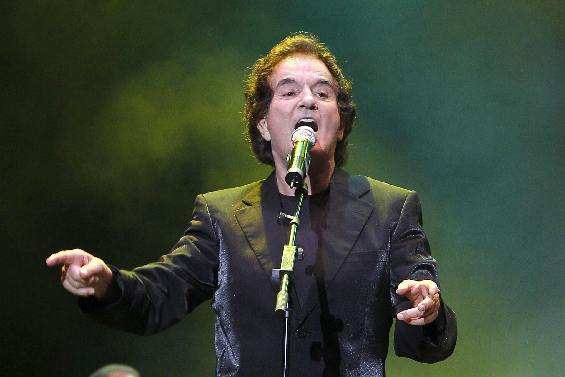 El cantante y compositor español, parte del icónico dúo junto a Ramón Arcusa, murió tras enfrentar una fibrosis pulmonar.