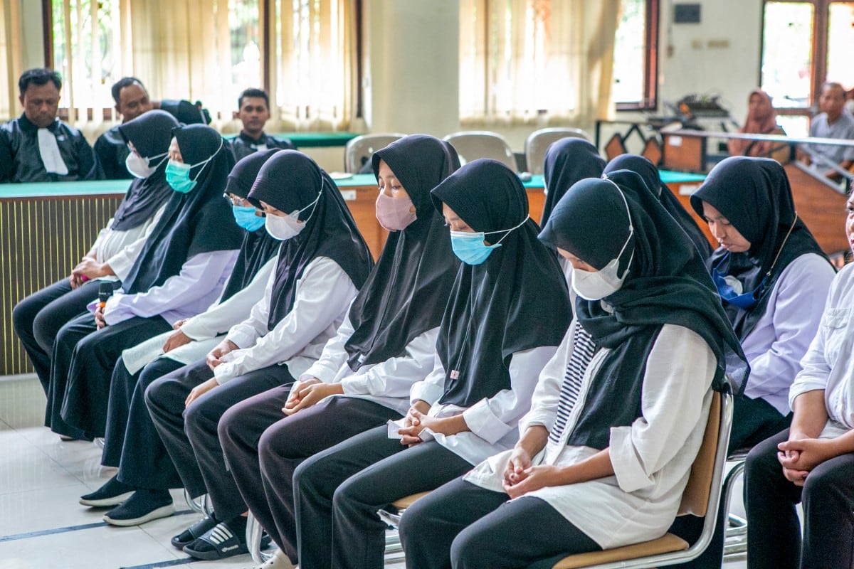 Las trabajadoras de la guardería Little Aresha fueron declaradas culpables de maltrato, negligencia y violencia contra menores. Cámaras de seguridad revelaron que algunos niños, en su mayoría menores de dos años, permanecían atados de manos y pies. (Foto: DEVI RAHMAN / AFP)