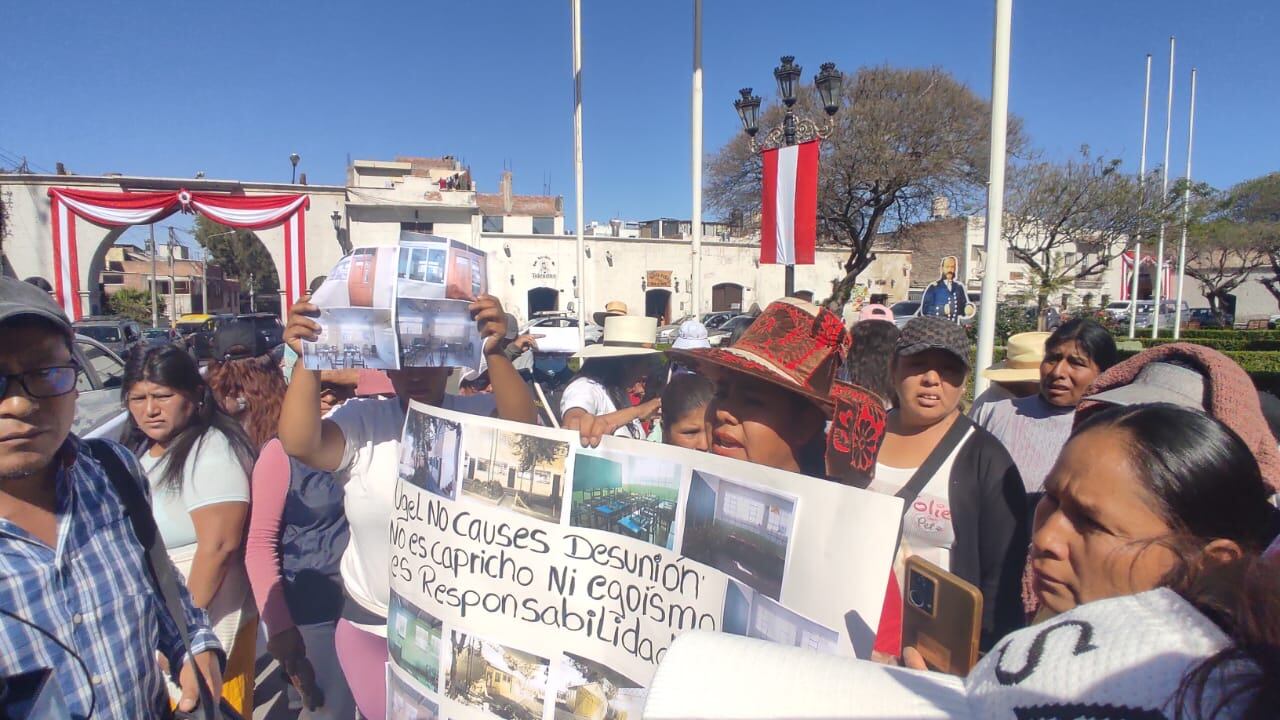 Padre de estudiantes protestaron frente a la Municipalidad Distrital de Cayma. Foto: GEC.