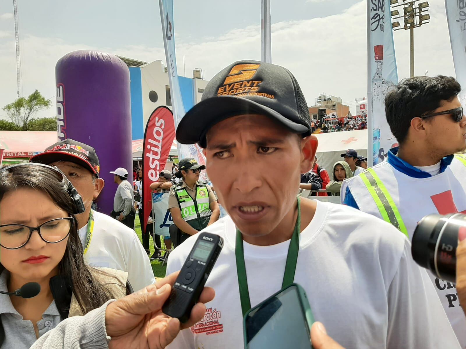 Eric Belizario Sucapuca fue el primero en cruzar la meta de la maratón en Arequipa. (Foto: Graciela Fernández)