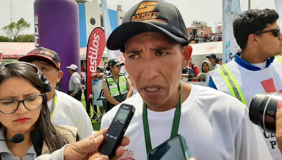 Eric Belizario Sucapuca fue el primero en cruzar la meta de la maratón en Arequipa. (Foto: Graciela Fernández)