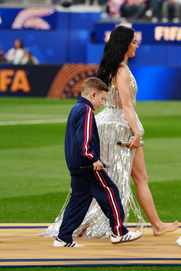 GR6033. LOS ÁNGELES (ESTADOS UNIDOS), 12/06/2026.- La cantante Kate Perry (d) y el cantante Tius Luka se presentan este viernes, previo a un partido del grupo D del Mundial de la FIFA 2026 entre Estados Unidos y Paraguay en el estadio SoFi en Los Ángeles (EE.UU.). EFE/ Omar Alonso