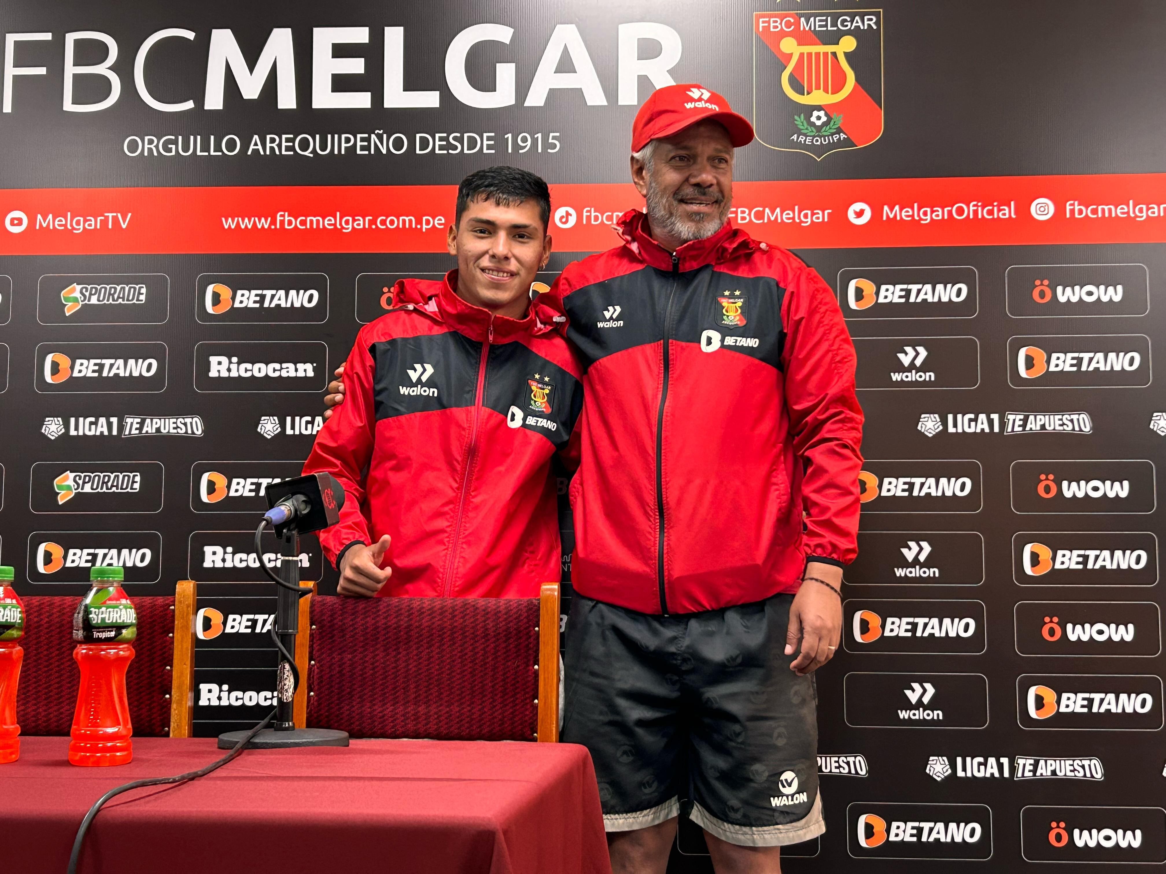 Jefferson Cáceres con Marco Valencia en conferencia de prensa. Foto: Shelly Layme.