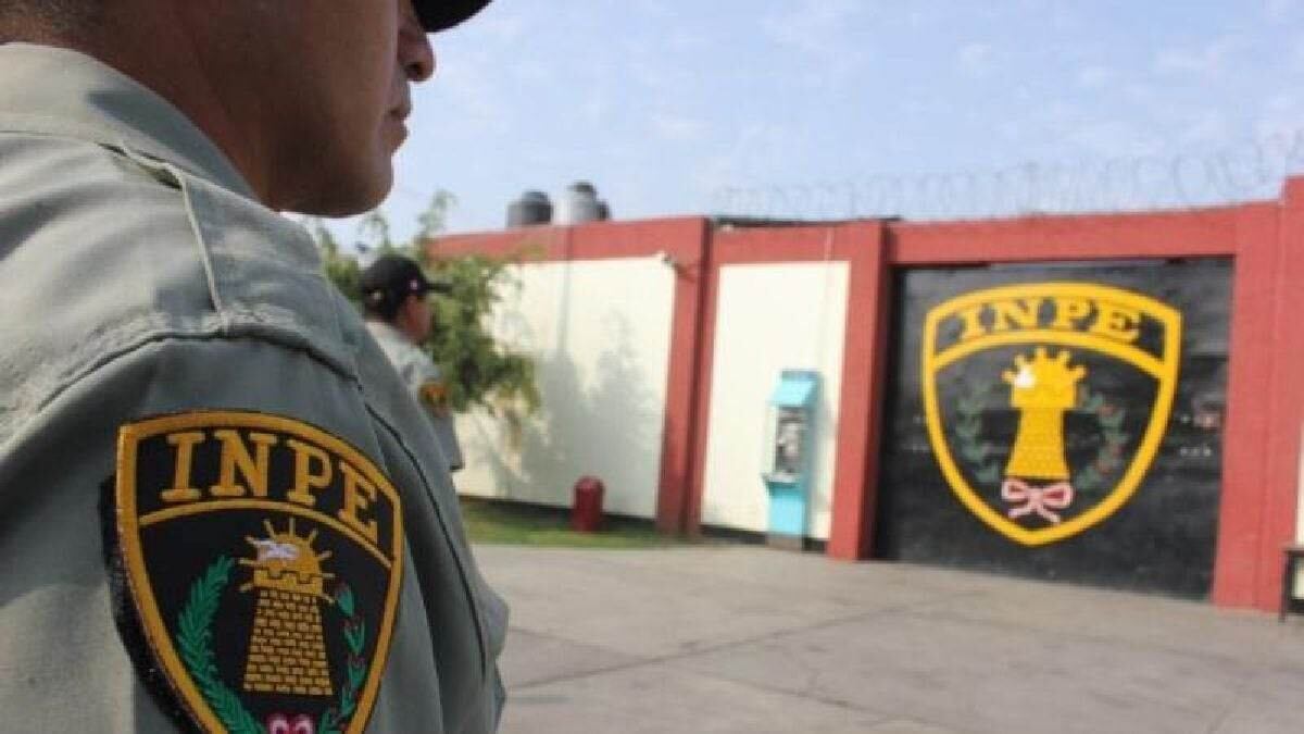 Hay una problemática histórica de hacinamiento de la población penitenciaria, a ello se suma algo, aún más grave, que dichos establecimientos se han convertido en “centros de monitoreo y operaciones criminales, desde donde se realizan llamadas extorsivas, se dirige la materialización de asesinatos, asaltos, robos, secuestros, entre otros”, precisó el legislador.