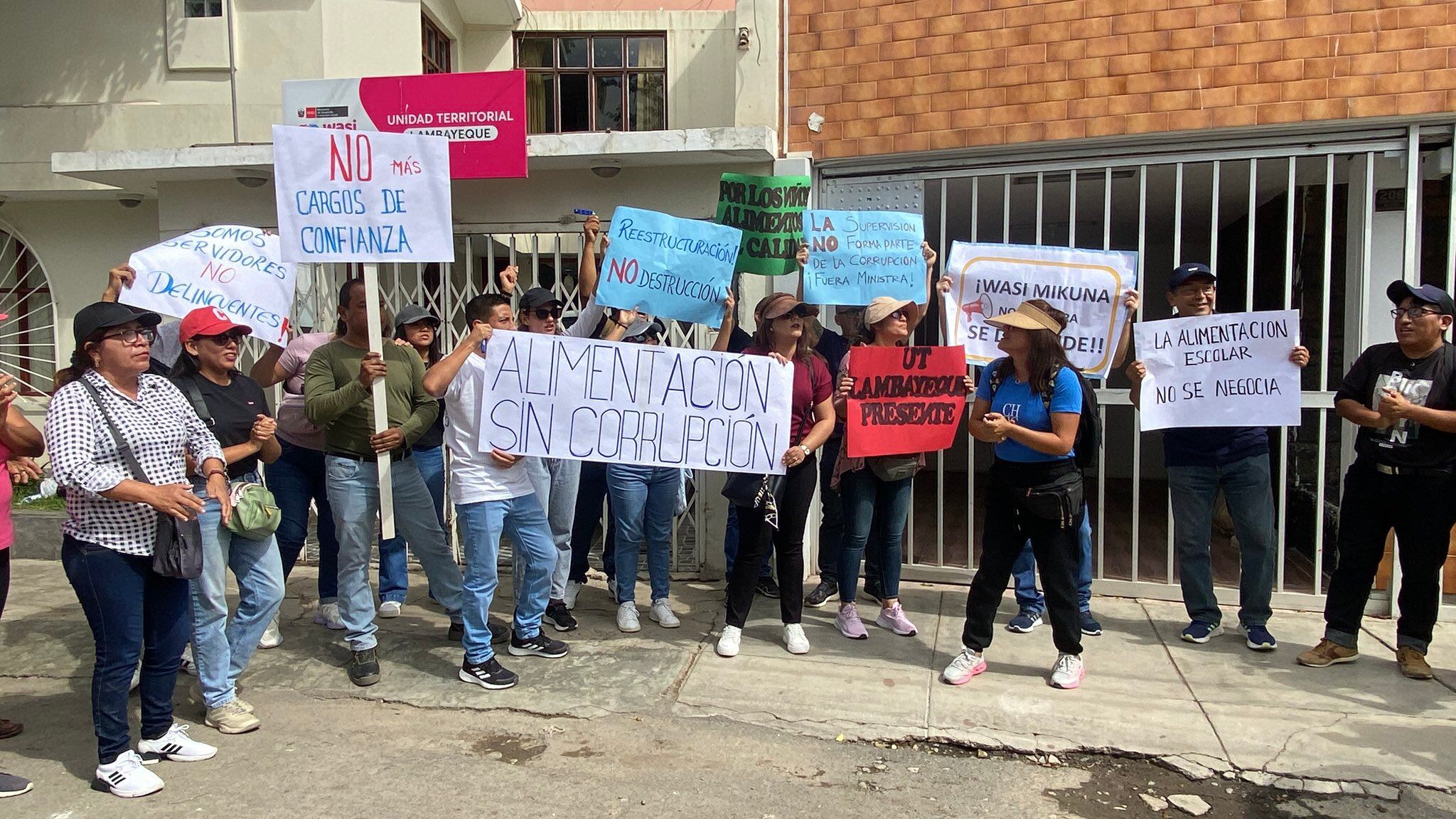 Los manifestantes expresaron que tanto la ministra Urteaga como sus funcionarios de confianza deberían dar un paso al costado.