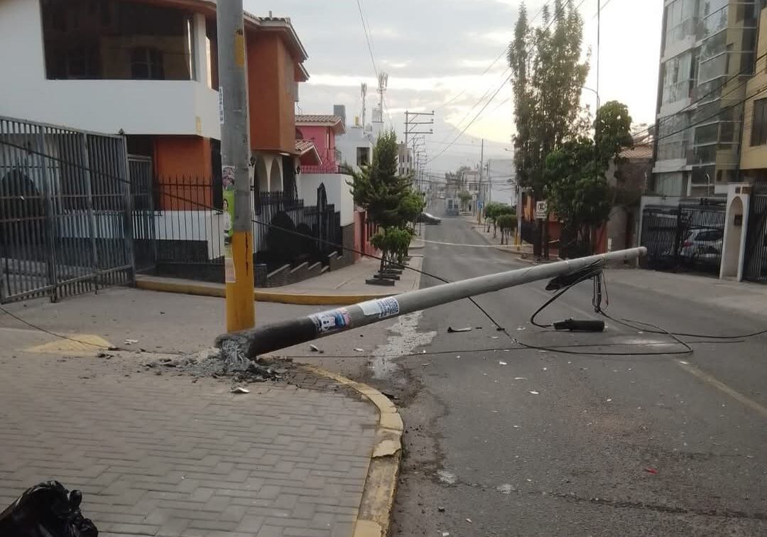Poste en el distrito de Cayma fue derribado. Foto: difusión.