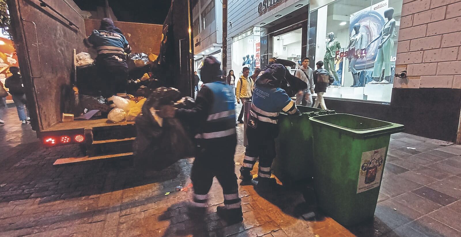 Trabajadores del municipio en labores de limpieza. (Foto: GEC)